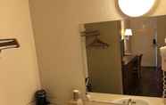 In-room Bathroom 6 National 9 Inn