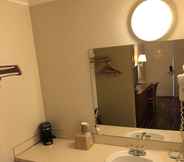 In-room Bathroom 6 National 9 Inn