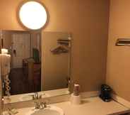 In-room Bathroom 4 National 9 Inn