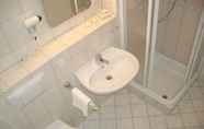 Toilet Kamar 6 Weinhotel Wagner