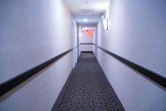 Lobi 4 Hotel Mint JFK Airport