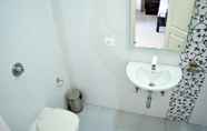 In-room Bathroom 5 Ganga Darshanam Guest House