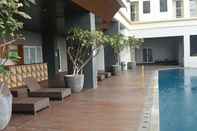 สระว่ายน้ำ Tamansari Mahogany Apartment