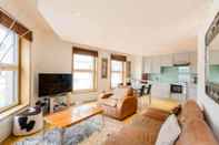Ruang Umum Luxury Flat with Panoramic View of Piccadilly Circus