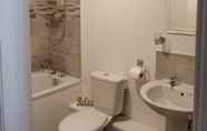 Toilet Kamar 2 The Black Lion Royal Hotel