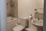 Toilet Kamar The Black Lion Royal Hotel