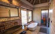 In-room Bathroom 7 Mafunyane Lodge