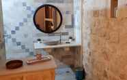 In-room Bathroom 4 Dar Ayed Tamezret