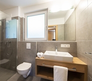 In-room Bathroom 6 Appartement Dorf Wagrain Alpenleben