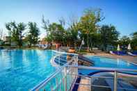 Swimming Pool Perla Royal Hotel