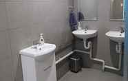 In-room Bathroom 2 Perth City Backpackers Hostel