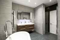 In-room Bathroom Kensington Court by Lime Street