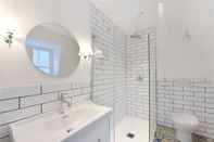In-room Bathroom Rainsford Mews by Lime Street