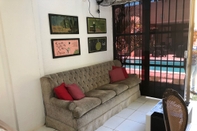 Lobby Apartamento com Piscina a Beira Mar