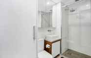 Toilet Kamar 6 Bribane Chinatown 2 Bed Apt, Parking, Pool, Gym - Qfv147-8