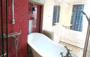 Toilet Kamar 5 Bs Service Apartment Hotel