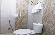 Toilet Kamar 3 The Signature Hotel Noida