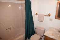 Toilet Kamar Northwoods A4 - Huckleberry Hideaway