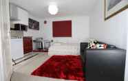 Kamar Tidur 3 Lovely Studio Apartments - Thamesmead