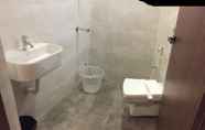 Toilet Kamar 6 Royal Park Hotel