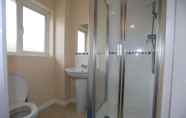 Toilet Kamar 6 Beautiful 4 beds Hillview House