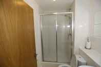 Toilet Kamar 2 bed Riverview Bridge House Apartment