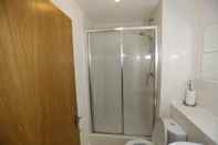 In-room Bathroom 2 bed Riverview Bridge House Apartment
