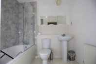 Toilet Kamar 2 Beds Riverview HillHouse Apartment