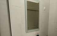 In-room Bathroom 7 Sleep & Go Faro Airport Guest House