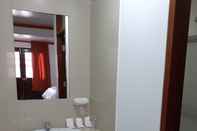 In-room Bathroom Explorer Deluxe Hotel