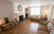 Common Space 7 Bag-end House 7 Bedrooms, Sleeps 14, Hot Tub