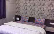 Bilik Tidur 3 Sharmin Rose Bungalow by Sky Stays