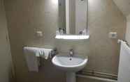 Toilet Kamar 2 Hotel Peret