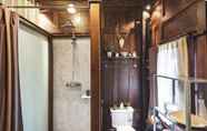 Toilet Kamar 7 Baan Mahabhirom by Favstay