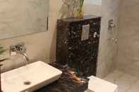 In-room Bathroom Hotel Trans International Delhi