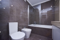 Toilet Kamar LxWay Apartments Tejo Luxury