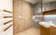 Toilet Kamar 5 Hoxton Press by Servprop