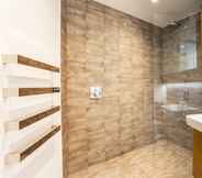 In-room Bathroom 5 Hoxton Press by Servprop