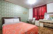 Kamar Tidur 6 Royal Motel