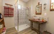 In-room Bathroom 4 Une Odeur de Tilleul