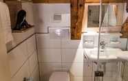 Toilet Kamar 4 KONCEPT Hotel Löie