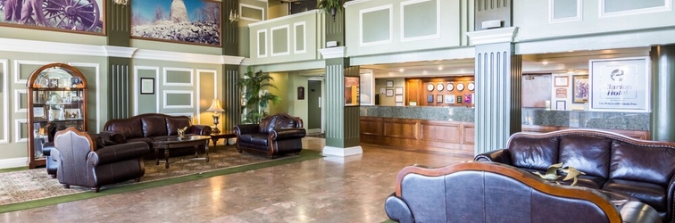 Lobby The Plaza Inn & Suites