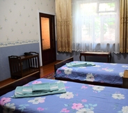 Kamar Tidur 5 Nurziyo Guest House