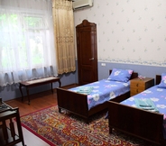 Kamar Tidur 4 Nurziyo Guest House