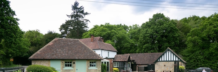 Bên ngoài The Cowdray Arms