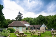 Exterior The Cowdray Arms