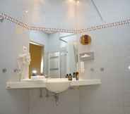 Phòng tắm bên trong 3 Warias Hotel & Restaurant