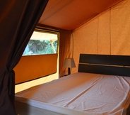 Bedroom 4 Camping Le Petit Lion - Tente Safari