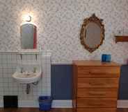 In-room Bathroom 2 Miners Bay Lodge