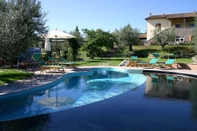 Kolam Renang Agriturismo B&B Vallegiorgio